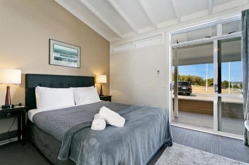 Economy Queen Studio Poolside - Ground Floor