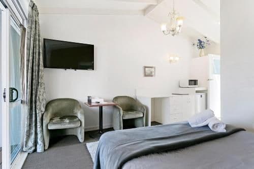 Economy Queen Studio Poolside - Ground Floor