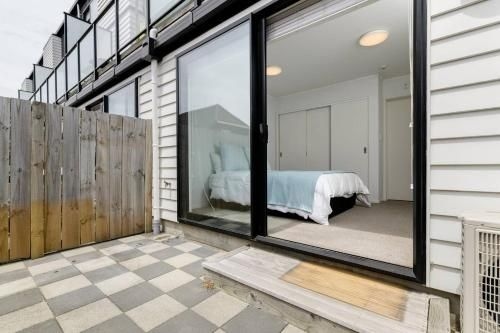 Centrally Located- Modern Sunny Townhouse (Miro Street Modern Magic)3
