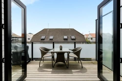 Centrally Located- Modern Sunny Townhouse (Miro Street Modern Magic)2