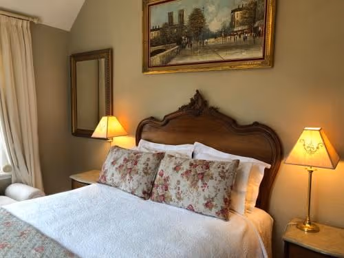 Deluxe Queen Room with Bath