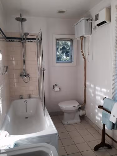 Deluxe Queen Room with Bath