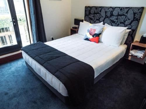 Queen Studio with Shared Bathroom