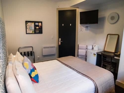 Queen Studio with Shared Bathroom