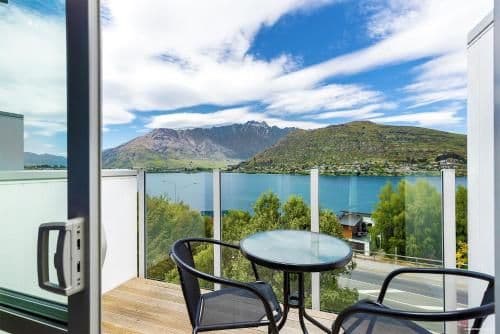 Apartment with Lake View