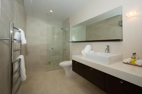 Lakeshore Springs Apartments2