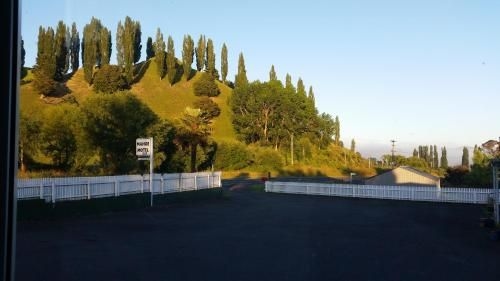 Mahoe Motel & Restaurant0