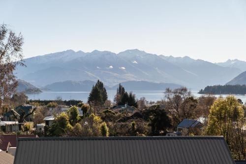 Wanaka Lake walk to town, Lake & Mountain Views (Wanaka Lake Walk to Town, Lake & Mountain Views)0