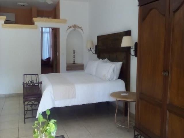 SUITE POOL VIEW KING BED
