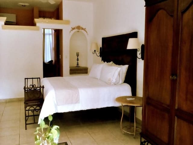 SUITE POOL VIEW KING BED