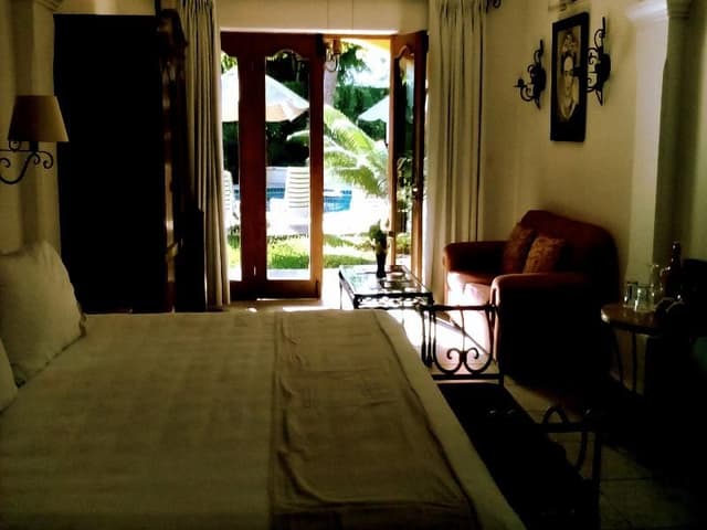 SUITE POOL VIEW KING BED