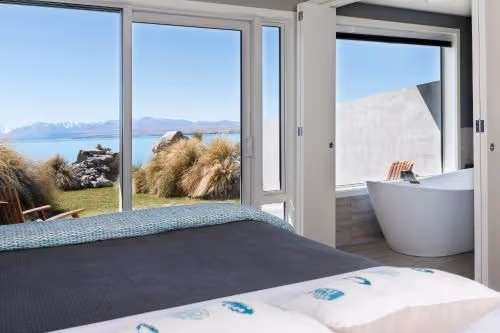 Deluxe King Room with Courtyard and Lake View