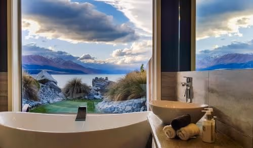 Deluxe King Room with Courtyard and Lake View
