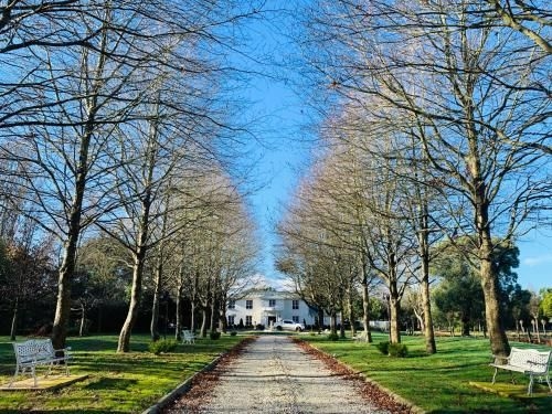 L&J's Manor House0
