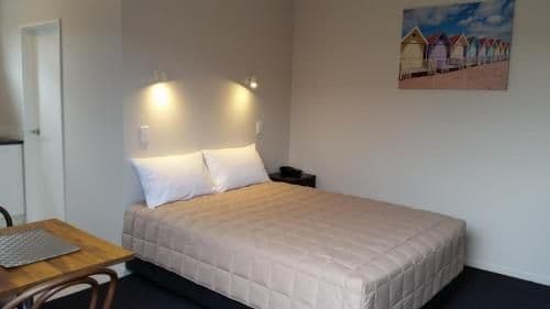 Queen Studio with Bath (3 Adults)