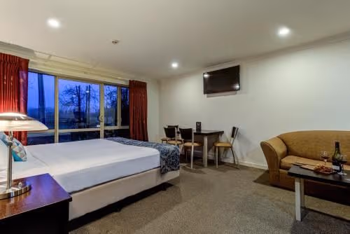 One-Bedroom Apartment with Bathtub