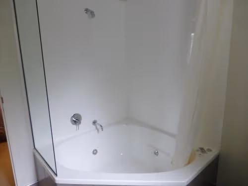Two-Bedroom Apartment with Spa Bath