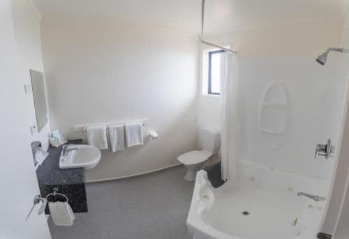 Two-Bedroom Apartment with Spa Bath