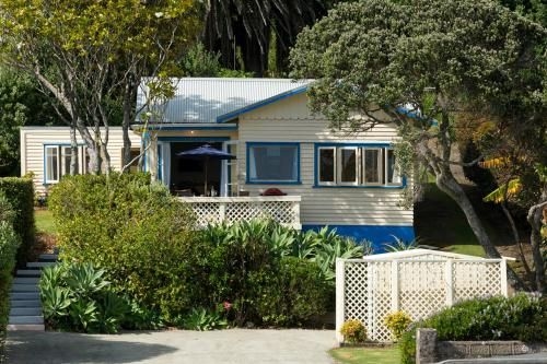 Beach Scene - Cable Bay Holiday Home0