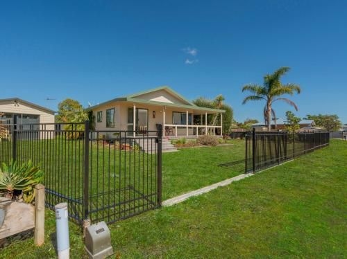 Captain's Cabin - Cooks Beach Holiday Home0