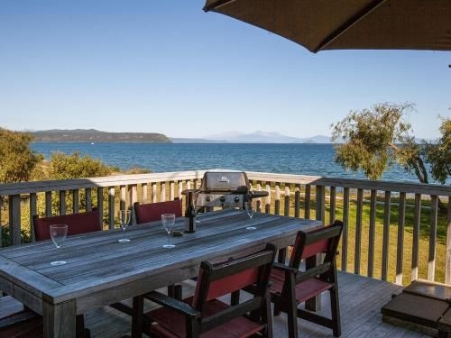 Absolute Waterfront with WiFi - Five Mile Bay Holiday Home2