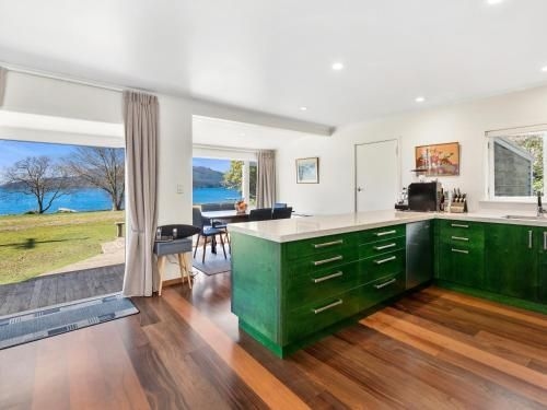 Tarawera Lakefront - Lake Tarawera Holiday Home1