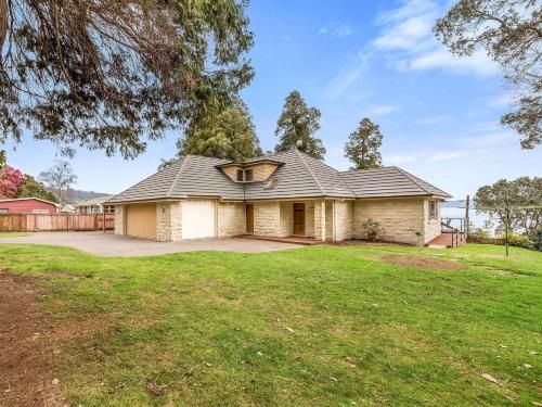 Lakefront Sublime - Lake Rotoiti Holiday Home3