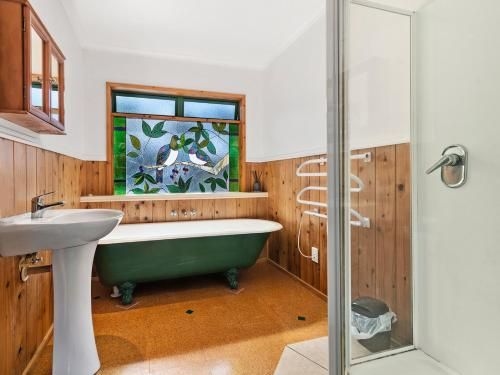 The Lakeview Chalet - Lake Tarawera Holiday Home4