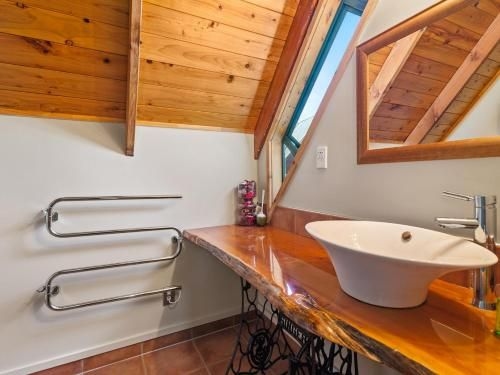 The Lakeview Chalet - Lake Tarawera Holiday Home3