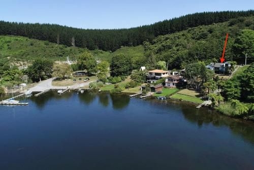 Freshwater Boat House - Lake Rotoiti Holiday Home4