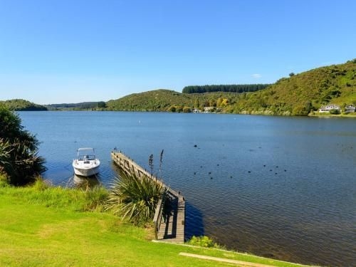 Mourea Lakefront Magic - Lake Rotoiti Holiday Home2