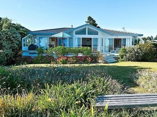 Matarangi Beachfront House - Matarangi Holiday Home2