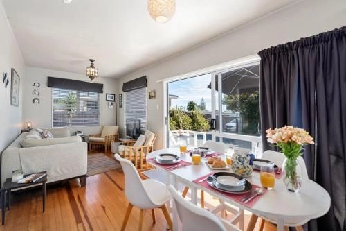 The Black Bach - Mt Maunganui Holiday Home4