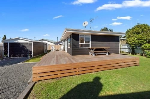 The Black Bach - Mt Maunganui Holiday Home1