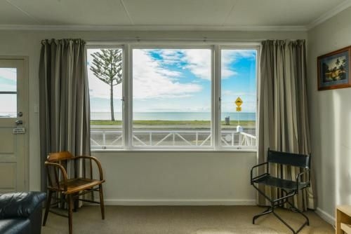 Westshore Beachfront - Napier Holiday Home3