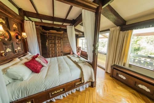 Honeymoon suite with Four Poster Bed (1)