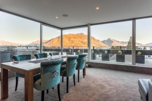 Penthouse on Hallenstein by Amazing Accom (Penthouse on Hallenstein by Touch of Spice)1