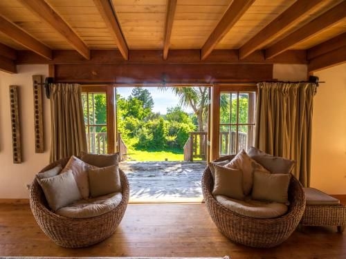 The Titanic - Golden Bay Holiday Home (Onekaka)1