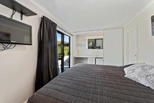 Range Beach Retreat - Papamoa Holiday Home3