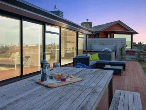 Lakeside Estate - Rainbow Point Holiday Home1