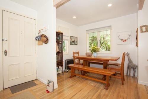 Kowhai Cottage & Studio - Raglan Holiday Home1
