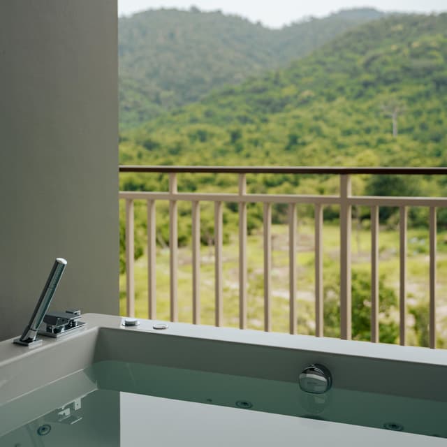 Zen Jacuzzi Suite King Bed