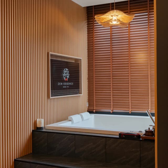 Elite Jacuzzi Suite King Bed
