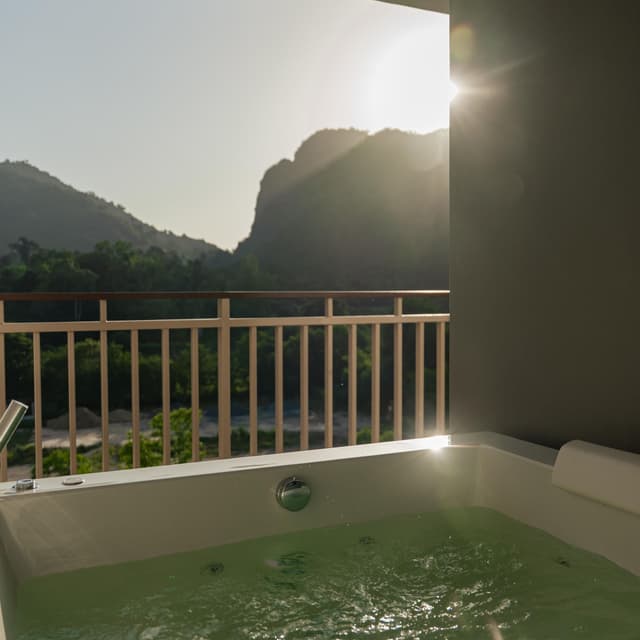 Elite Jacuzzi Suite King Bed