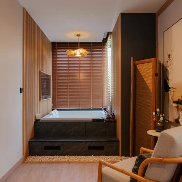 Elite Jacuzzi Suite King Bed