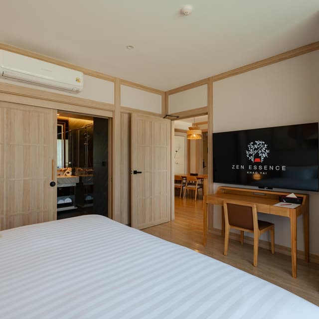 Elite Jacuzzi Suite King Bed