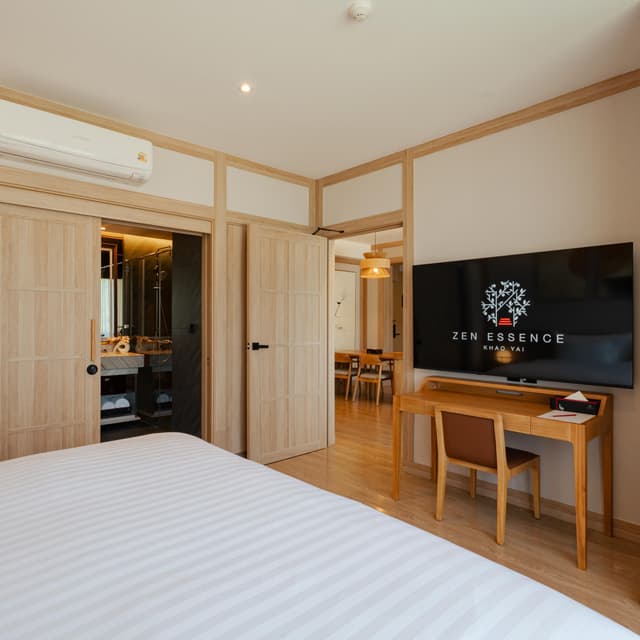 Elite Jacuzzi Suite King Bed