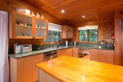 Veronica House - Russell Holiday Home1