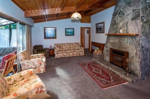Copper Trout Cottage - Te Anau Bach1