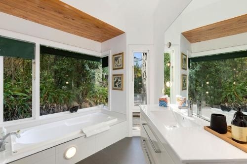 Sunrise and Spa at Mt Pleasant - Christchurch Holiday Home4